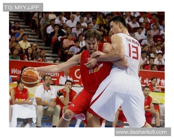 巅峰时期加索尔与姚明的对决与传奇篮球生涯回顾